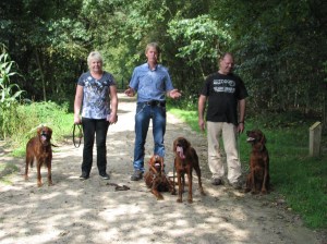 En hierbij nog eentje van de familie. Dusty met zus Aislinn, moeder Kells en oma Gina.